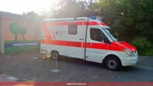 Unser RTW vor dem Schwimmbad